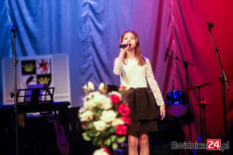 Młodzież zaśpiewała patriotyczne pieśni i piosenki [FOTO]