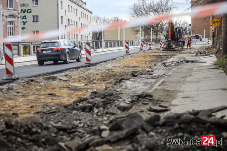 Ruszyło zrywanie nawierzchni na drugim pasie al. Niepodległości. Jest apel do kierowców [FOTO]