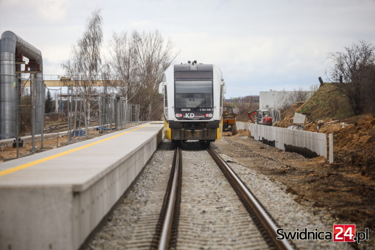 Budują nowy przystanek kolejowy w Świdnicy. Trwają prace przy drugim peronie [FOTO]