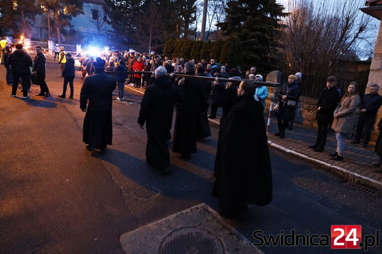 Przeszli w Miejskiej Drodze Krzyżowej [FOTO]