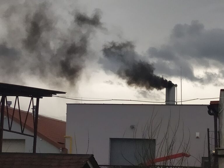 Czarny dym nad krematorium w Świdnicy. Firma wyjaśnia: to awaria [FOTO/VIDEO]