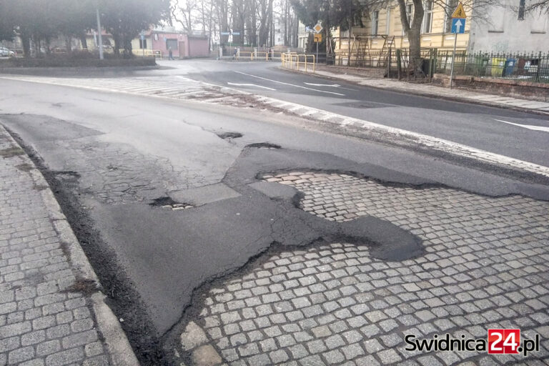 Slalomem między dziurami. Kierowcy wyczekują rozpoczęcia prac remontowych