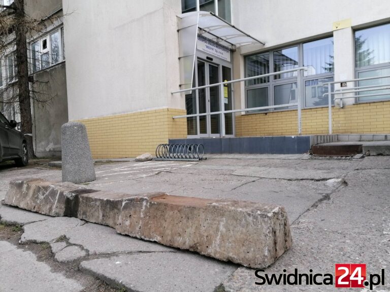 Lekarze zerwą umowy, bo nie ma gdzie parkować? Niekończący się problem pacjentów przychodni Medyk [FOTO]