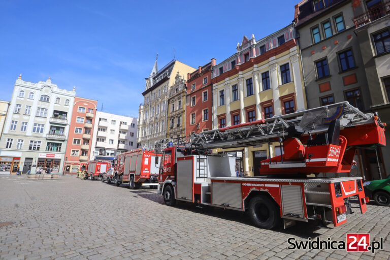 Podejrzenie pożaru przyczyną interwencji służb ratunkowych na świdnickim Rynku