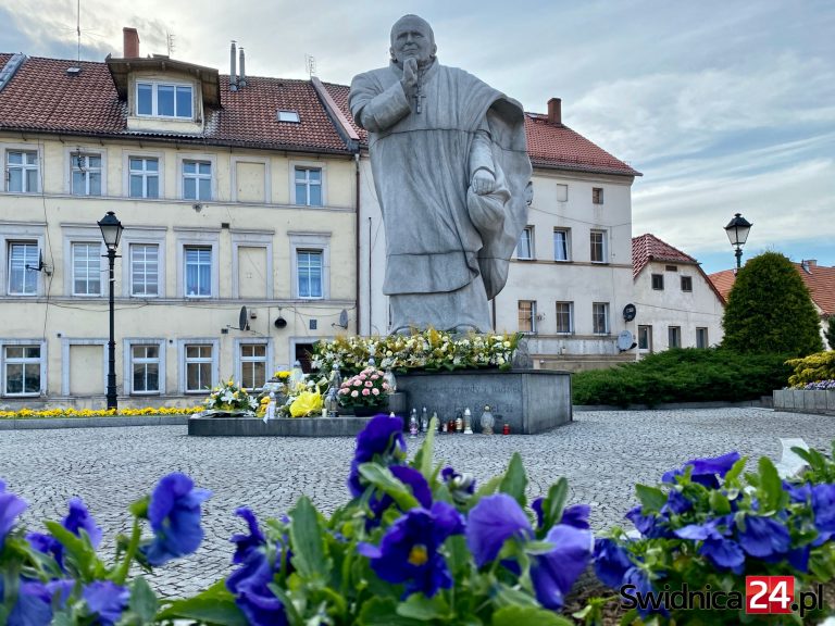 „Zieloni” apelują do radnych o zmianę nazw ulic i usunięcia pomnika św. Jana Pawła II ze Świebodzic