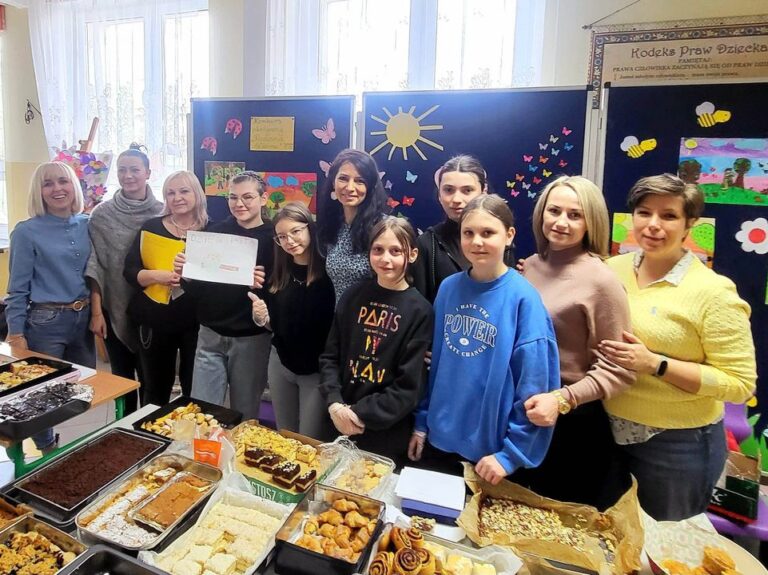 Wspierają w chorobie szkolną psycholożkę. Kiermasz w świdnickiej „szóstce”