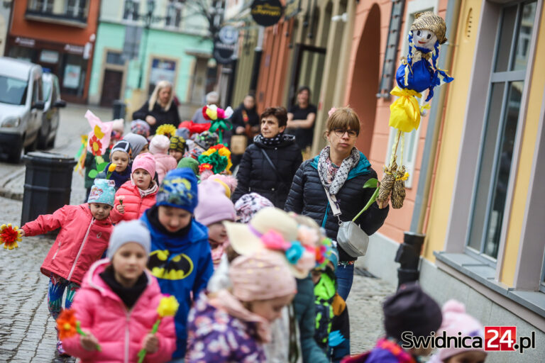 „Witaj wiosno!” Świdnickie przedszkolaki przemaszerowały przez miasto w radosnych korowodach [FOTO]