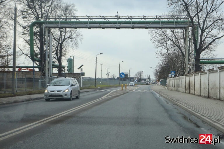 Piesi będą lepiej widoczni na przejściach przez krajową „trzydziestkę piątkę”