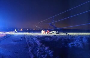 Dachowanie na modliszówce. Auto uderzyło w słup energetyczny