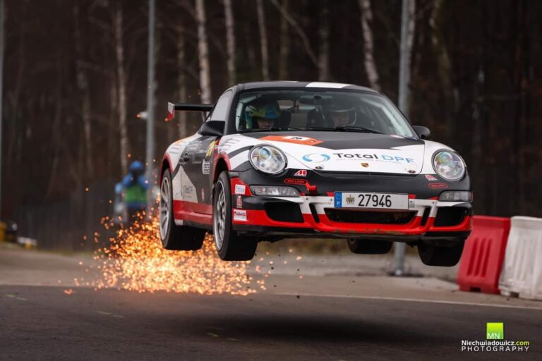 Pomagają Lilci: Trwa licytacja przejazdu na prawym fotelu u boku mistrza Polski w jego Porsche 911!