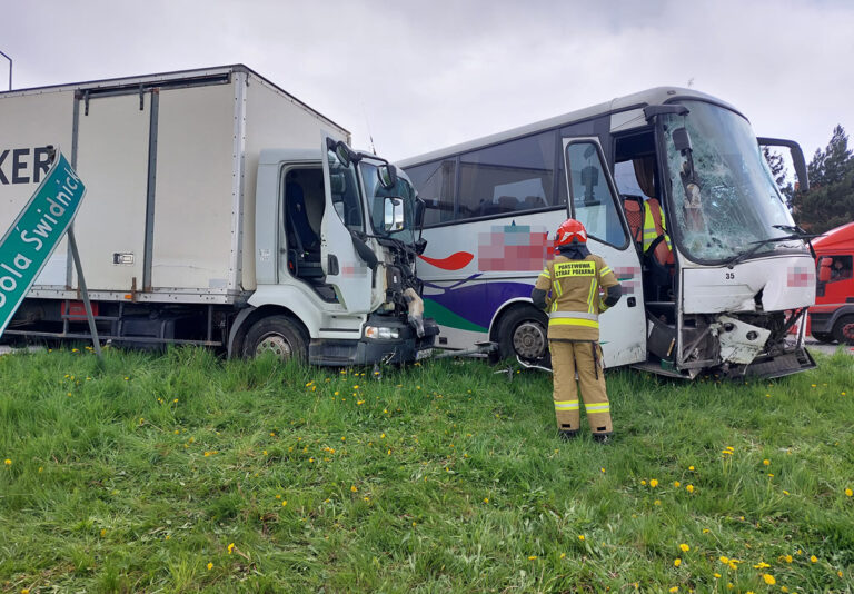 Wypadek na „trzydziestce piątce”. Zderzenie ciężarówki oraz autokaru z dziećmi [FOTO]