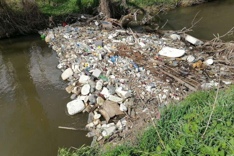 Śmieci rzucone byle gdzie nie znikają! Ogromny zator na rzece [FOTO]