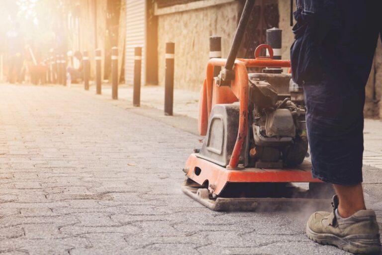 Czy zagęszczarka to niezbędne wyposażenie brukarzy?