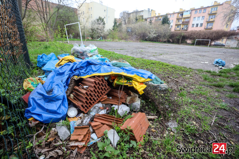 Dzieci się napracowały, miasto nawet nie zabrało śmieci. Nici z boiska? [FOTO]