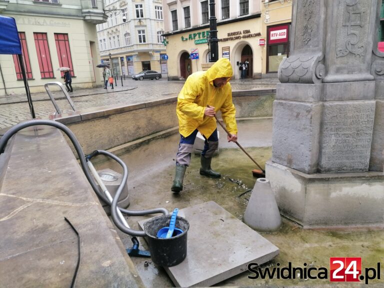 Świdnickie fontanny w kąpieli [FOTO]