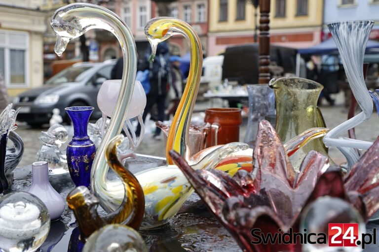 Deszcz pokrzyżował plany. Bardzo skromna Giełda Staroci, Numizmatów i Osobliwości w Świdnicy [FOTO]