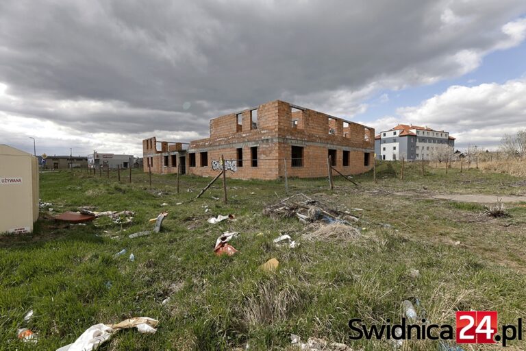 Nieukończony budynek wciąż straszy swoim wyglądem. Co dalej z mieszkaniową inwestycją przy Leśnej?