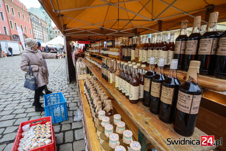 Od jedzenia po rękodzieło. Świdnicki jarmark wielkanocny rozpoczęty! [FOTO/VIDEO]
