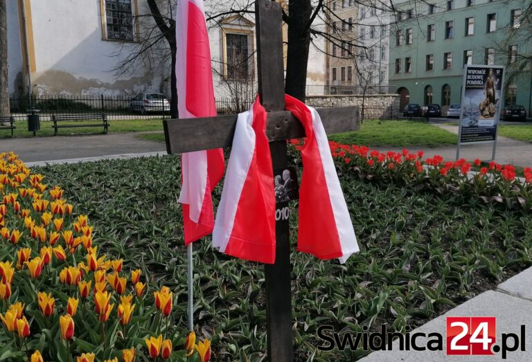 Krzyż na skwerze Lecha Kaczyńskiego w 13. rocznicę katastrofy smoleńskiej