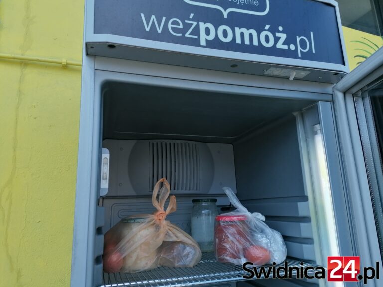 Nie wyrzucaj nadmiaru świątecznego jedzenia! Włóż je do społecznej lodówki