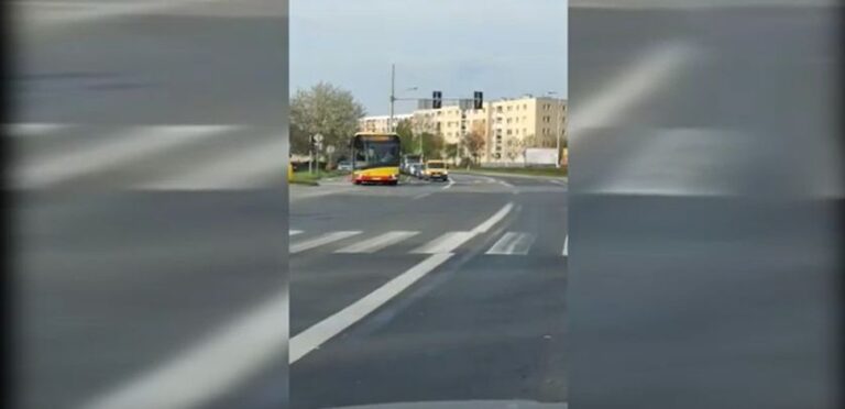 Manewry kierowcy miejskiego autobusu na ruchliwym skrzyżowaniu. MPK wyjaśnia [VIDEO]