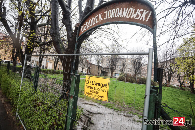 Rusza przebudowa ogródka jordanowskiego i śródmiejskiego podwórka. Będą parkingowe utrudnienia
