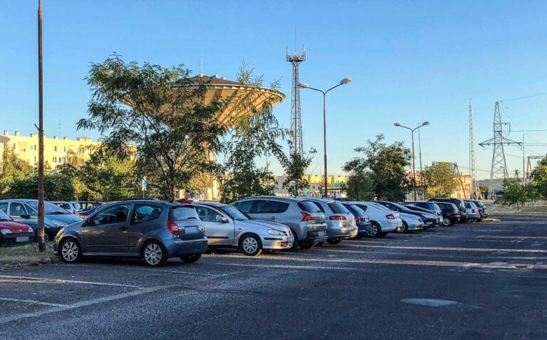Parkowanie na Osiedlu Młodych. Radny proponuje stworzenie prowizorycznych miejsc postojowych