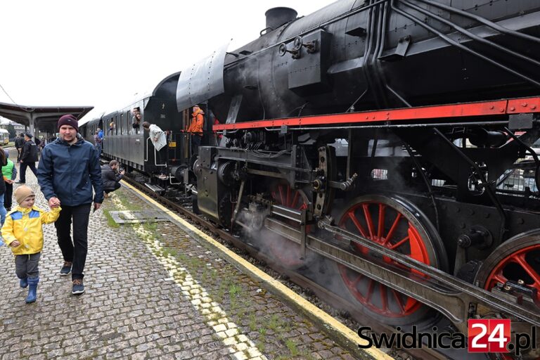 Podróż w czasie z Czeskim Expressem. Pociąg pod parą zawitał do Świdnicy [FOTO/VIDEO]