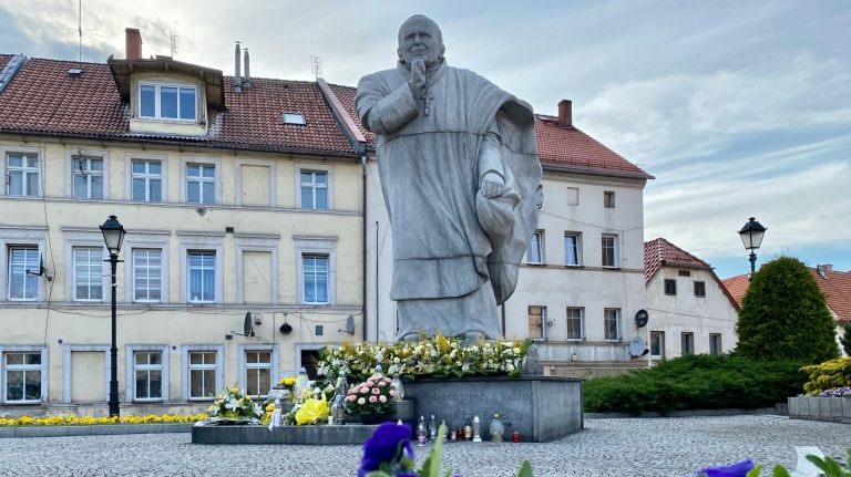 Padł wniosek o usunięcie pomnika Jana Pawła II. Radni przeciwni wniesionej petycji