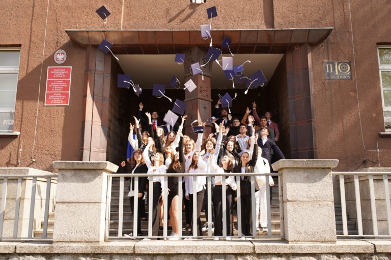 Absolwenci Banacha pożegnali szkołę. Tarcze Prymusa wręczone [FOTO]