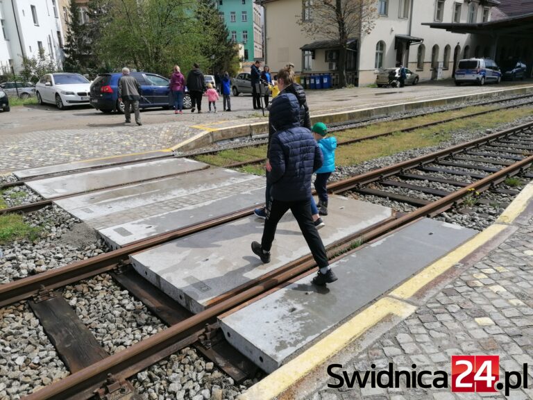 Windy nadal nieczynne, ale nareszcie jest przejście przez tory [FOTO]