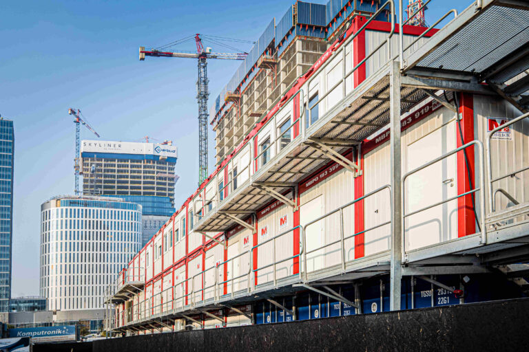 Kontener budowlany – mobilne zaplecze budowy. Sprawdź, jakie może mieć zastosowanie