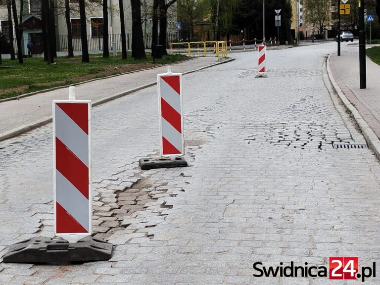 Parkowa się zapada, dziury na Sikorskiego [FOTO]