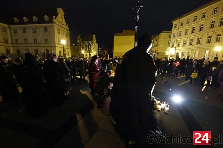 Biskup świdnicki: „Wilki zawyły”. PiS i społeczność katolicka w obronie Jana Pawła II. Przed czym?