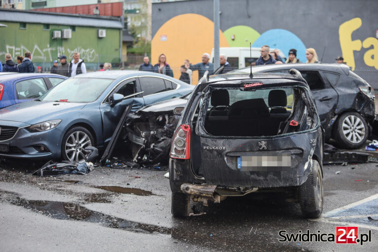 Pijany zniszczył 11 aut. Prokuratura stawia zarzuty i wnioskuje o tymczasowy areszt