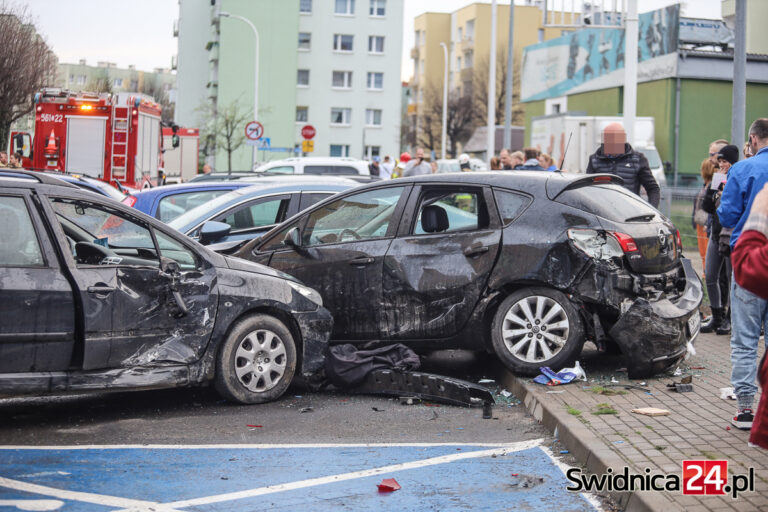 Kraksa na Osiedlu Młodych. Zniszczonych około 10 samochodów, sprawca kompletnie pijany [FOTO]