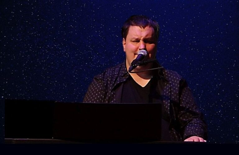 Niewidomy artysta z Hamburga wystąpi w Świdnicy. Koncert „Pięciolinia z tęsknotami” już jutro