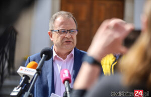 Burmistrz Świebodzic bez absolutorium i wotum zaufania. Zabrakło jednego głosu