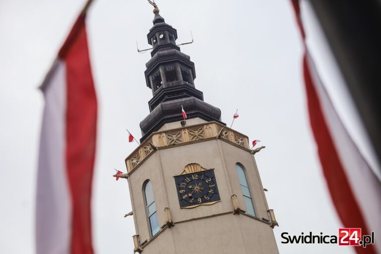 Świdnica w biało-czerwonych barwach na Dzień Flagi [FOTO]