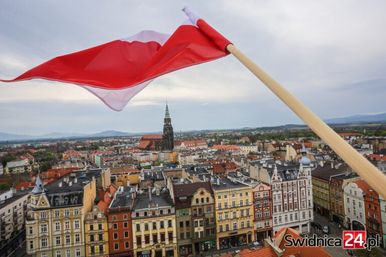 Wydłużone godziny otwarcia sklepów, zmiany w komunikacji miejskiej, funkcjonowanie urzędów. Informator na majówkę
