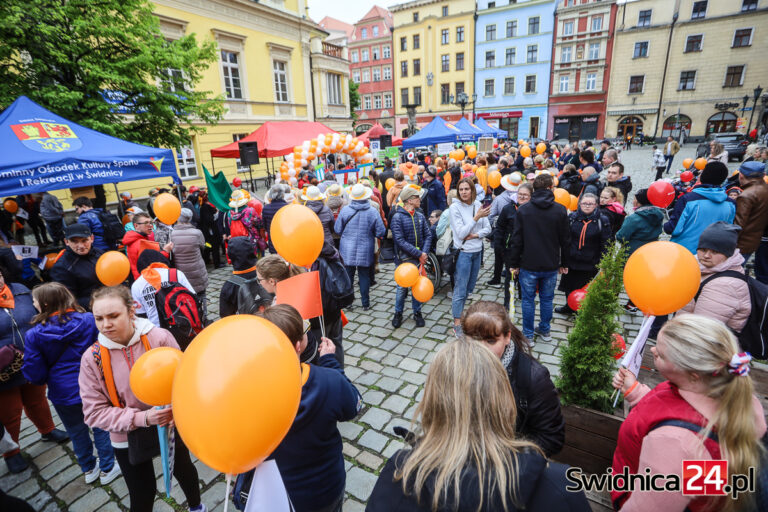 „I my mamy godność!”. Pomarańczowy pochód przeciw dyskryminacji przeszedł wokół Rynku [FOTO/VIDEO]
