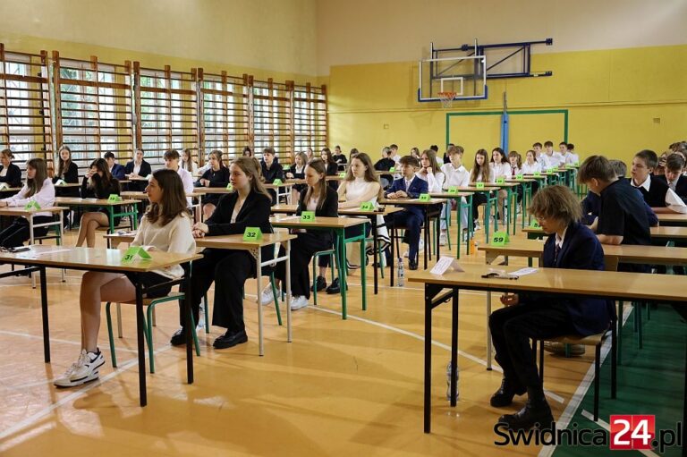 Gdzie najchętniej chcą się uczyć absolwenci podstawówek? Hitem klasa psychologiczno-społeczna w III LO