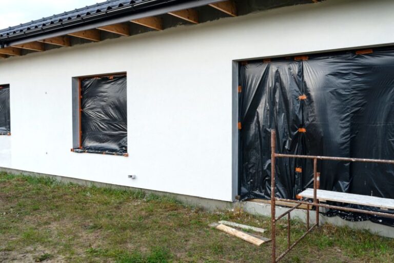 Tynki silikonowe do elewacji. Jakie są ich kluczowe właściwości? Najważniejsze zalety tynków silikonowych