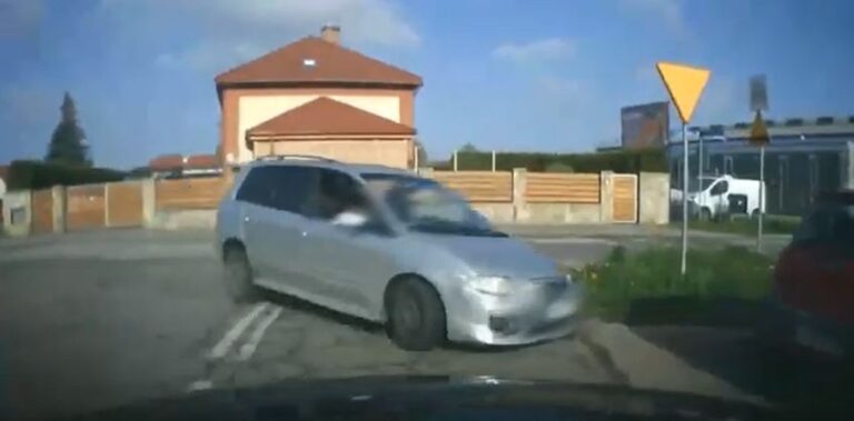 Kolejny kierowca staranował zaparkowane samochody [VIDEO]