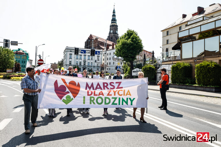 „Dzieci przyszłością Polski”. Marsz dla życia i rodziny przeszedł ulicami Świdnicy [FOTO/VIDEO]