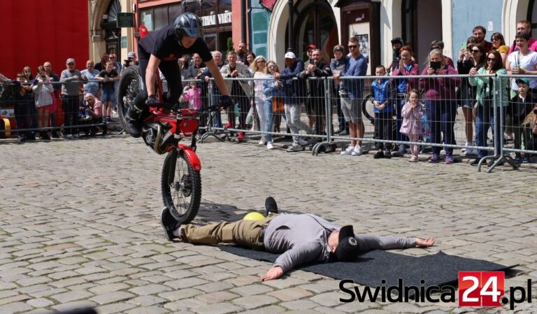 Motokrew 2023. Szczytny cel i dobra zabawa na Rynku w Świdnicy [FOTO/VIDEO]