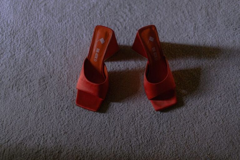 Jak nosić sandały na koturnie? Praktyczne porady i inspirujące stylizacje