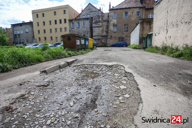 Koleiny, dziury i błoto na podwórku w centrum Świdnicy. „Można uszkodzić samochód, trudno jest się przemieszczać nawet pieszo” [FOTO]