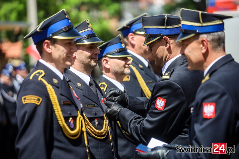 Każdego dnia czuwają nad bezpieczeństwem mieszkańców. Strażacy nagrodzeni i awansowani [FOTO]