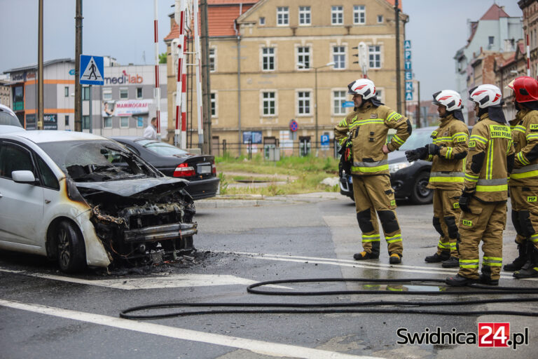 Pożar auta na skrzyżowaniu Wałbrzyskiej z Kolejową [FOTO/VIDEO]